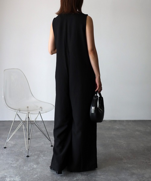 Riberry（リベリー）の「深Vネックサロペット（サロペット/オーバーオール・レディース・ブラック/グレイッシュベージュ/ベージュ/カーキ・MEDIUM）」の20枚目の写真