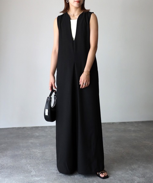 Riberry（リベリー）の「深Vネックサロペット（サロペット/オーバーオール・レディース・ブラック/グレイッシュベージュ/ベージュ/カーキ・MEDIUM）」の22枚目の写真