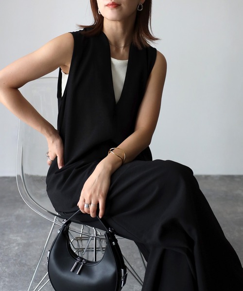 Riberry（リベリー）の「深Vネックサロペット（サロペット/オーバーオール・レディース・ブラック/グレイッシュベージュ/ベージュ/カーキ・MEDIUM）」の19枚目の写真