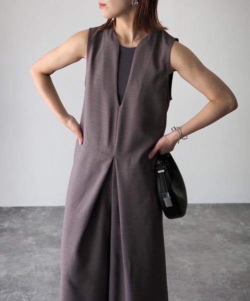 Riberry（リベリー）の「深Vネックサロペット（サロペット/オーバーオール・レディース・ブラック/グレイッシュベージュ/ベージュ/カーキ・MEDIUM）」の16枚目の写真