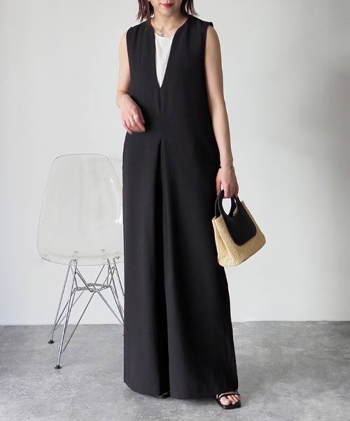 Riberry（リベリー）の「深Vネックサロペット（サロペット/オーバーオール・レディース・ブラック/グレイッシュベージュ/ベージュ/カーキ・MEDIUM）」の15枚目の写真