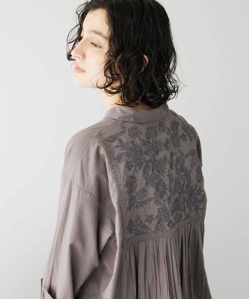 CRAFT STANDARD BOUTIQUE（クラフトスタンダードブティック）の「インドコットン　バック刺繍チュニック（チュニック・レディース・アイボリー/グレー・FREE）」の2枚目の写真