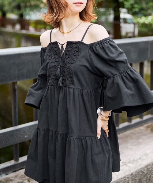 MAJESTIC LEGON(マジェスティックレゴン)の「フロントレースオフショルチュニック(シャツ/ブラウス・レディース・アイボリー/ブラック・MEDIUM)」の2枚目の写真
