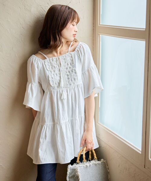 MAJESTIC LEGON(マジェスティックレゴン)の「フロントレースオフショルチュニック(シャツ/ブラウス・レディース・アイボリー/ブラック・MEDIUM)」の5枚目の写真