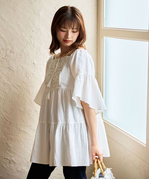 MAJESTIC LEGON(マジェスティックレゴン)の「フロントレースオフショルチュニック(シャツ/ブラウス・レディース・アイボリー/ブラック・MEDIUM)」の6枚目の写真