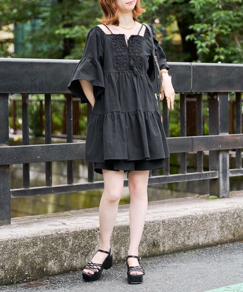 MAJESTIC LEGON(マジェスティックレゴン)の「フロントレースオフショルチュニック(シャツ/ブラウス・レディース・アイボリー/ブラック・MEDIUM)」の8枚目の写真
