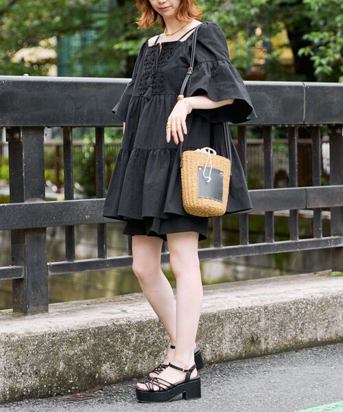 MAJESTIC LEGON(マジェスティックレゴン)の「フロントレースオフショルチュニック(シャツ/ブラウス・レディース・アイボリー/ブラック・MEDIUM)」の9枚目の写真
