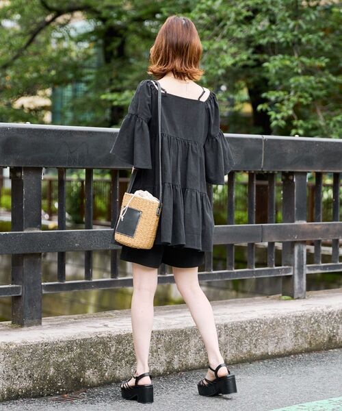 MAJESTIC LEGON(マジェスティックレゴン)の「フロントレースオフショルチュニック(シャツ/ブラウス・レディース・アイボリー/ブラック・MEDIUM)」の11枚目の写真