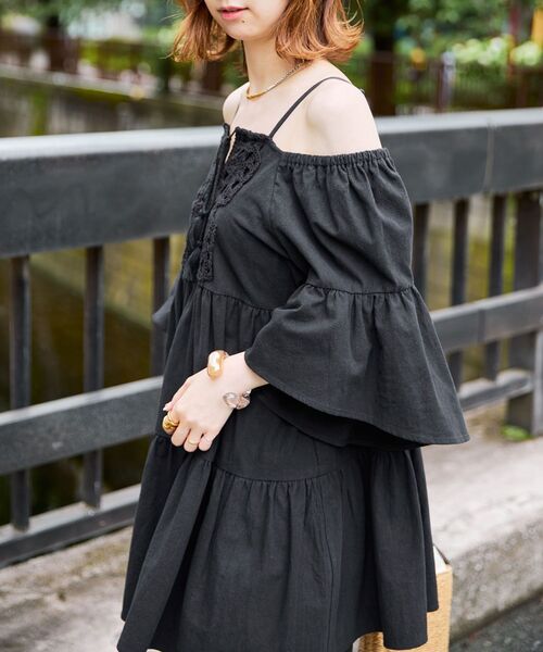 MAJESTIC LEGON(マジェスティックレゴン)の「フロントレースオフショルチュニック(シャツ/ブラウス・レディース・アイボリー/ブラック・MEDIUM)」の13枚目の写真