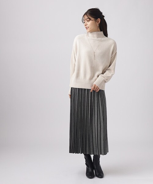 DRESKIP（ドレスキップ）の「◆【上品な光沢】なめらか ベロアモール モックネックニット（ニット/セーター・レディース・ベージュ/グレー/オフホワイト/ベビーピンク・02/03/04）」の8枚目の写真