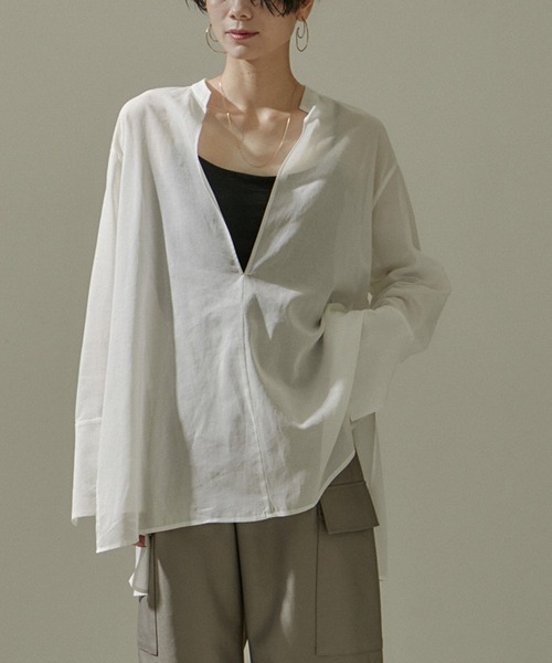 SALON adam et rope'(サロン アダム エ ロペ)の「オーガニックコットンスキッパーカラーシアーオーバーシャツ(シャツ/ブラウス・レディース・ホワイト/ブラック/ブラウン系その他2・FREE)」の2枚目の写真