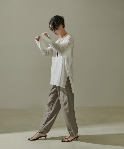 SALON adam et rope'(サロン アダム エ ロペ)の「オーガニックコットンスキッパーカラーシアーオーバーシャツ(シャツ/ブラウス・レディース・ホワイト/ブラック/ブラウン系その他2・FREE)」の19枚目の写真