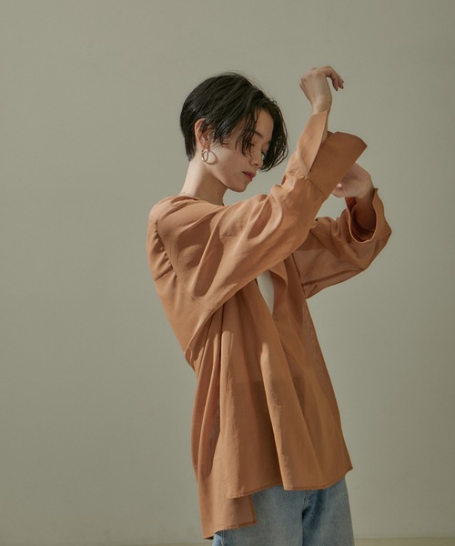 SALON adam et rope'(サロン アダム エ ロペ)の「オーガニックコットンスキッパーカラーシアーオーバーシャツ(シャツ/ブラウス・レディース・ホワイト/ブラック/ブラウン系その他2・FREE)」の4枚目の写真