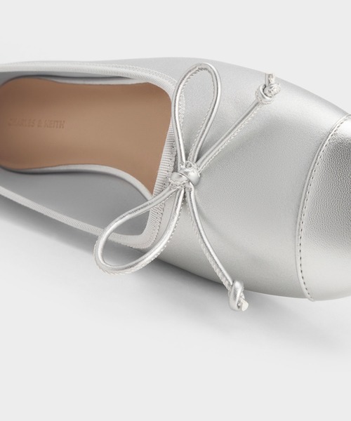 CHARLES & KEITH（チャールズ & キース）の「ボウ バレーフラット（バレエシューズ・レディース・ブラック系その他2/シルバー・25cm/24.5cm/23.5cm/23cm/22.5cm）」の4枚目の写真