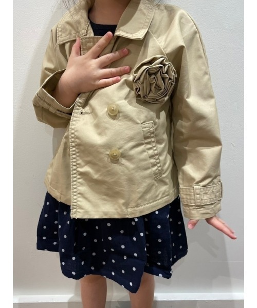 GAP(ギャップ)の「babyGapコサージュ付きトレンチコートジャケット(トレンチコート・キッズ・ブラウン・6-12M/12-18M/18-24M/3 YRS/4 YRS/5 YRS/2 YRS)」の3枚目の写真