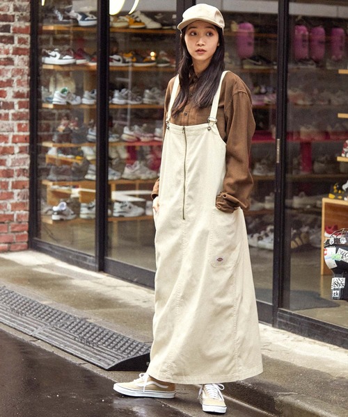 Dickies（ディッキーズ）の「Dickies/ディッキーズ ユーズド加工オーバーダイジャンパースカート【セットアップ対応】（ジャンパースカート・レディース・ベージュ/ブラック/ライトブルー/オフホワイト・M）」の2枚目の写真