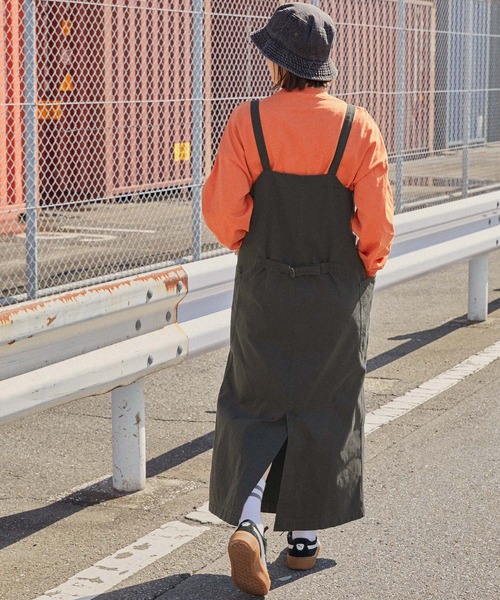 Dickies（ディッキーズ）の「Dickies/ディッキーズ ユーズド加工オーバーダイジャンパースカート【セットアップ対応】（ジャンパースカート・レディース・ベージュ/ブラック/ライトブルー/オフホワイト・M）」の11枚目の写真