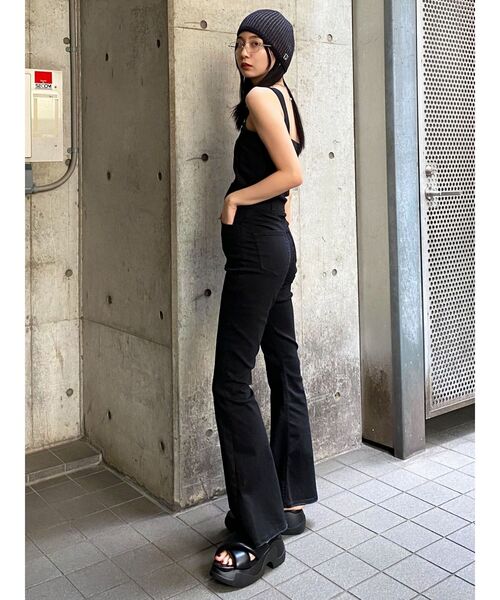 EMODA(エモダ)の「デニムフレアジップサロペット(サロペット/オーバーオール・レディース・ブラック/インディゴブルー/ブルー・SMALL/MEDIUM)」の9枚目の写真