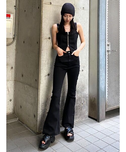 EMODA(エモダ)の「デニムフレアジップサロペット(サロペット/オーバーオール・レディース・ブラック/インディゴブルー/ブルー・SMALL/MEDIUM)」の22枚目の写真