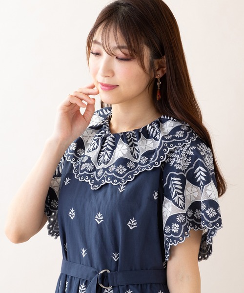 Rose Tiara(ローズティアラ)の「刺繍ワンピース(ワンピース・レディース・オフホワイト/ネイビー・38/42/46)」の8枚目の写真