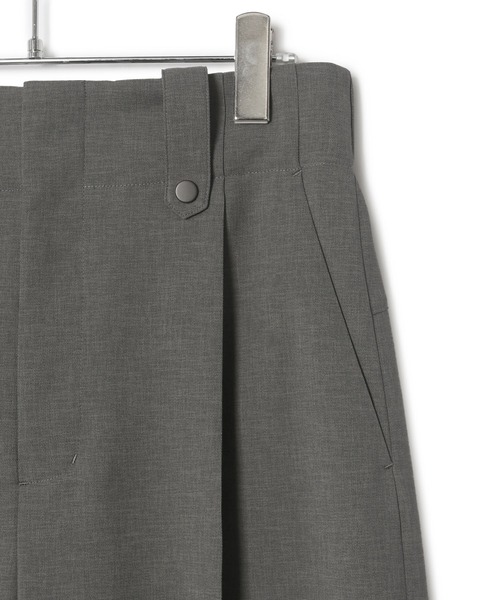 ADAM ET ROPE'(アダムエロペ)の「【サステナブル・撥水・UV・接触冷感】ポケットバックイージースラックス(スラックス・レディース・ベージュ/チャコールグレー・38/36)」の14枚目の写真