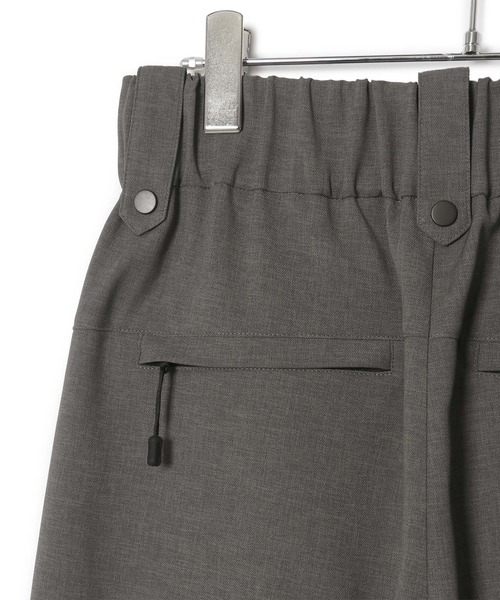 ADAM ET ROPE'(アダムエロペ)の「【サステナブル・撥水・UV・接触冷感】ポケットバックイージースラックス(スラックス・レディース・ベージュ/チャコールグレー・38/36)」の18枚目の写真