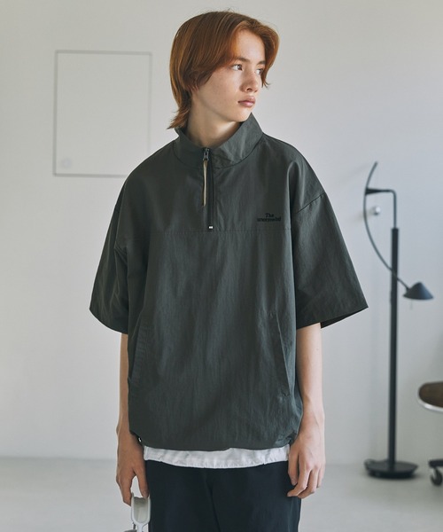 The unormwind（ザアンノームワインド）の「刺繍ロゴワッシャーナイロン　半袖ハーフジップ　裾ドローコード（その他トップス・メンズ・ブラック/ライトブルー/チャコール/ネイビー・S/M/L/XL）」の3枚目の写真