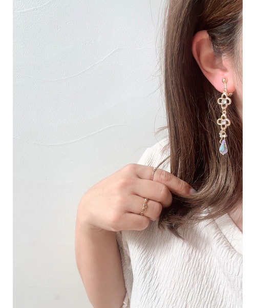 tone(トーン)の「【YM】ビジュー×花 クリスタル アシメ サージカルステンレスピアス(MA)(ピアス(両耳用)・レディース・ゴールド・FREE)」の5枚目の写真