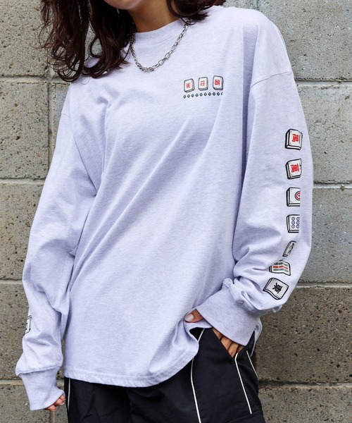 SPINNS(スピンズ)の「ストリート/袖プリントロンT 麻雀(Tシャツ/カットソー・メンズ・アッシュグレー/ブラック/ホワイト/ブルー系その他・ONESIZE)」の3枚目の写真