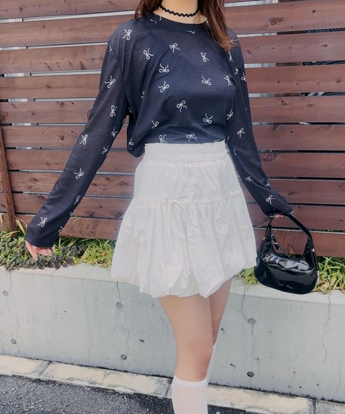 Newlyme（ニューリーミー）の「メニーリボンプリントシアートップス（Tシャツ/カットソー・レディース・ブラック/ホワイト・FREE）」の6枚目の写真