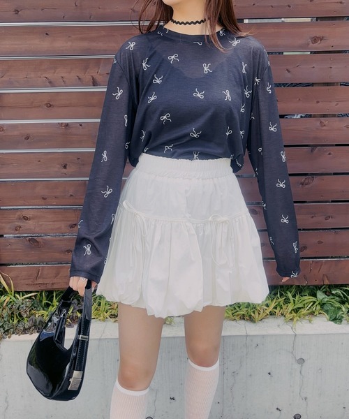 Newlyme（ニューリーミー）の「メニーリボンプリントシアートップス（Tシャツ/カットソー・レディース・ブラック/ホワイト・FREE）」の7枚目の写真