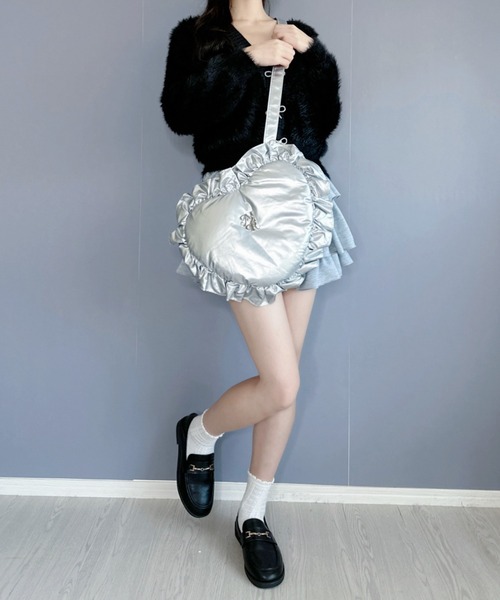 Silly（シリー）の「【フェスや通勤通学に◎】キルティングメタルハートバッグ（ショルダーバッグ・レディース・シルバー/ブラック・FREE）」の8枚目の写真