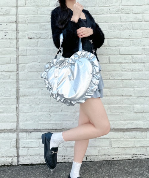 Silly（シリー）の「【フェスや通勤通学に◎】キルティングメタルハートバッグ（ショルダーバッグ・レディース・シルバー/ブラック・FREE）」の7枚目の写真