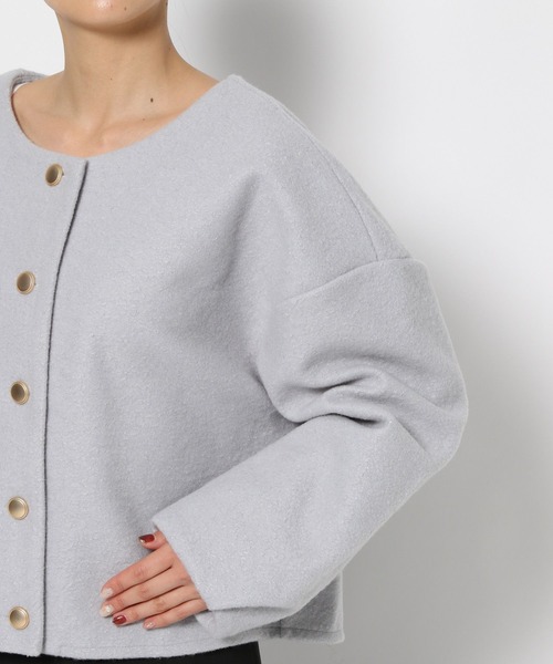 mysty woman（ミスティウーマン）の「金ボタンノーカラーカーディガン