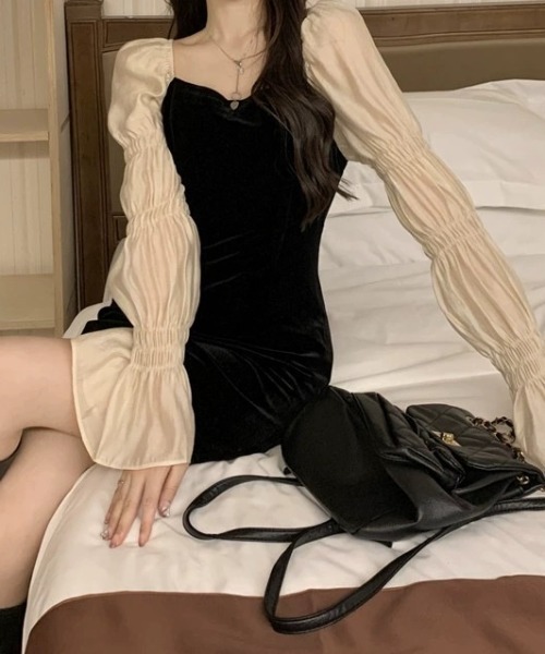 SHEPP（シープ）の「袖切り替えベロアミニワンピース（ワンピース・レディース・ブラック・M/L）」の4枚目の写真