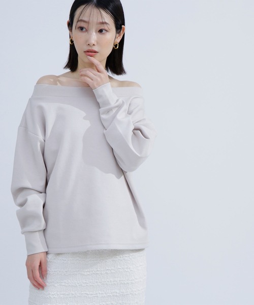 NATURAL BEAUTY BASIC(ナチュラルビューティーベーシック)の「◇ダンボールトップスシリーズ オフショル(Tシャツ/カットソー・レディース・ベージュ/チャコールグレー/オフホワイト・FREE)」の1枚目の写真