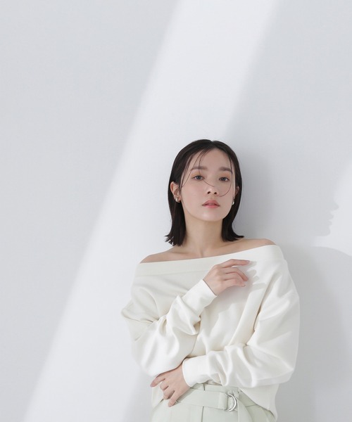 NATURAL BEAUTY BASIC(ナチュラルビューティーベーシック)の「◇ダンボールトップスシリーズ オフショル(Tシャツ/カットソー・レディース・ベージュ/チャコールグレー/オフホワイト・FREE)」の2枚目の写真