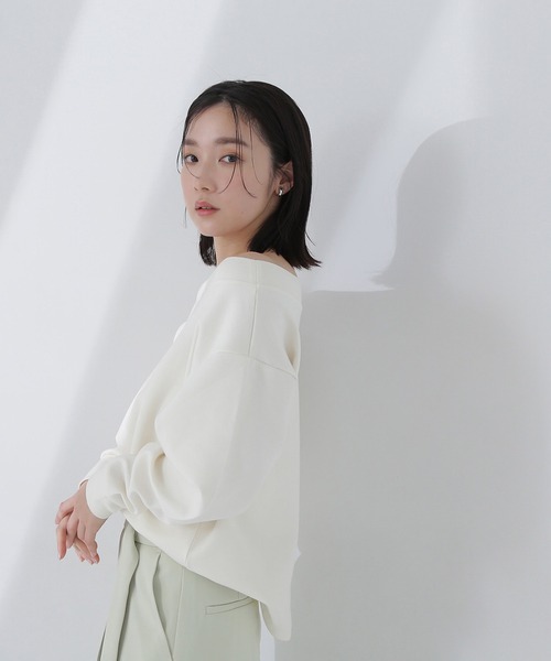 NATURAL BEAUTY BASIC(ナチュラルビューティーベーシック)の「◇ダンボールトップスシリーズ オフショル(Tシャツ/カットソー・レディース・ベージュ/チャコールグレー/オフホワイト・FREE)」の5枚目の写真