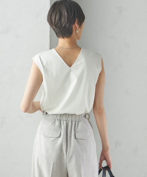 SHIPS(シップス)の「〈手洗い可能〉SORONA(R) 2WAY タンクトップ(タンクトップ・レディース・ブラック/オフホワイト/ライトグレー・ONE SIZE)」の17枚目の写真
