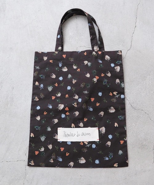 l'atelier du savon（アトリエドサボン）の「ちぎりいちごプリント　トートバッグ（トートバッグ・レディース・ブラック/ホワイト・FREE）」の2枚目の写真