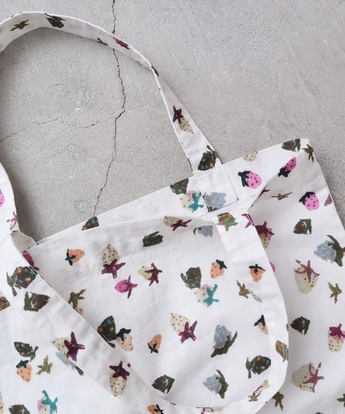 l'atelier du savon（アトリエドサボン）の「ちぎりいちごプリント　トートバッグ（トートバッグ・レディース・ブラック/ホワイト・FREE）」の19枚目の写真