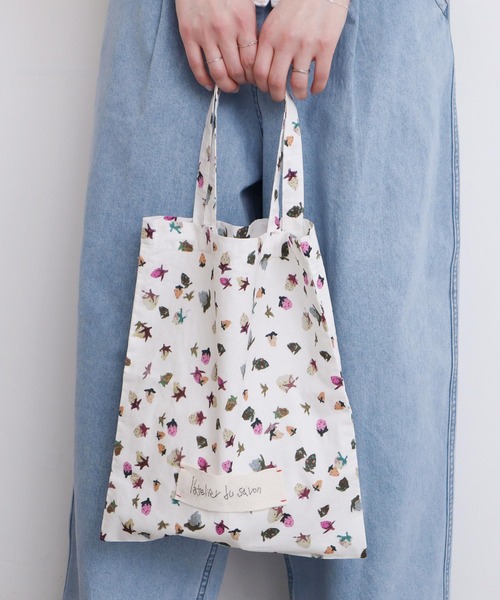 l'atelier du savon（アトリエドサボン）の「ちぎりいちごプリント　トートバッグ（トートバッグ・レディース・ブラック/ホワイト・FREE）」の13枚目の写真