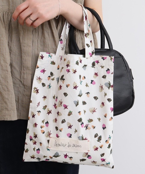 l'atelier du savon（アトリエドサボン）の「ちぎりいちごプリント　トートバッグ（トートバッグ・レディース・ブラック/ホワイト・FREE）」の6枚目の写真