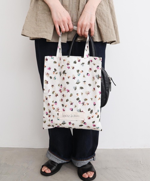 l'atelier du savon（アトリエドサボン）の「ちぎりいちごプリント　トートバッグ（トートバッグ・レディース・ブラック/ホワイト・FREE）」の8枚目の写真