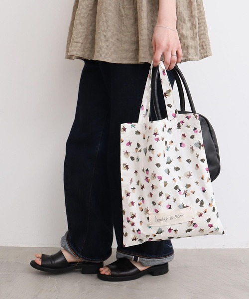 l'atelier du savon（アトリエドサボン）の「ちぎりいちごプリント　トートバッグ（トートバッグ・レディース・ブラック/ホワイト・FREE）」の5枚目の写真