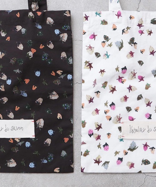 l'atelier du savon（アトリエドサボン）の「ちぎりいちごプリント　トートバッグ（トートバッグ・レディース・ブラック/ホワイト・FREE）」の18枚目の写真