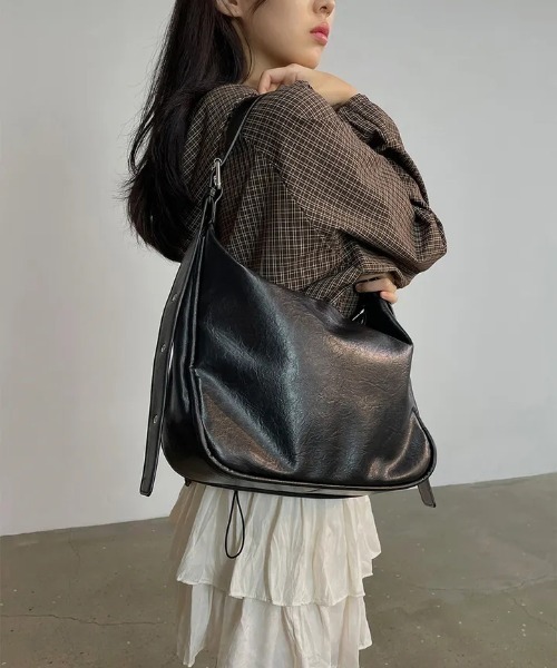 gossip!ロサンゼルス(ゴシップロサンゼルス)の「Y2K ビンテージレザー風バッグA4対応大容量(ショルダーバッグ・レディース・ブラウン/ブラック・FREE)」の22枚目の写真