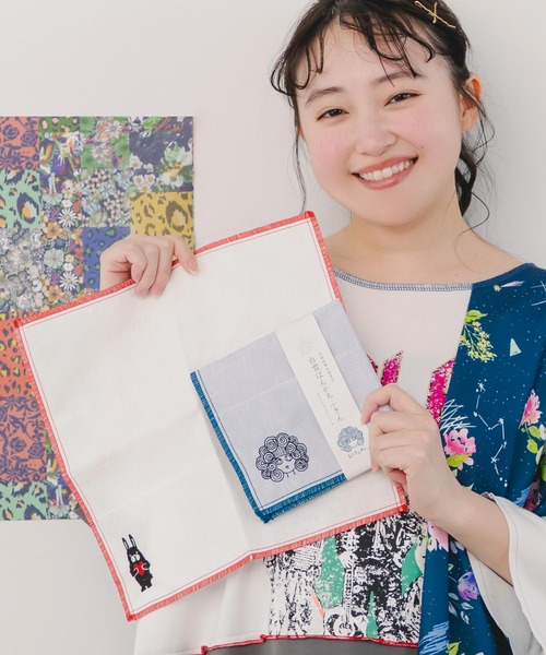 ScoLar(スカラー)の「651730:ScoLar刺繍 白雪はんかちふきん(ハンカチ/ハンドタオル・レディース・オフホワイト/ブルー/イエロー/ピンク・FREE)」の1枚目の写真