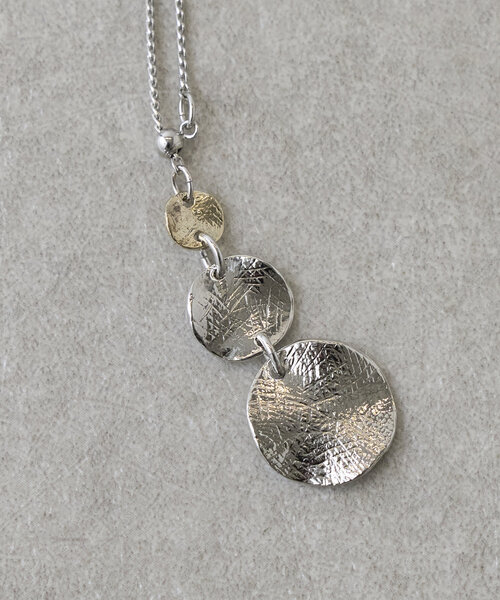 BEARDSLEY（ビアズリー）の「3連サークルモチーフネックレス（ネックレス・レディース・ゴールド・FREE）」の5枚目の写真