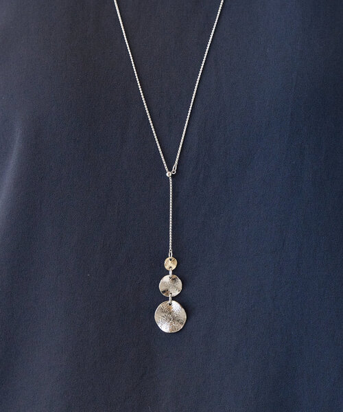 BEARDSLEY（ビアズリー）の「3連サークルモチーフネックレス（ネックレス・レディース・ゴールド・FREE）」の2枚目の写真